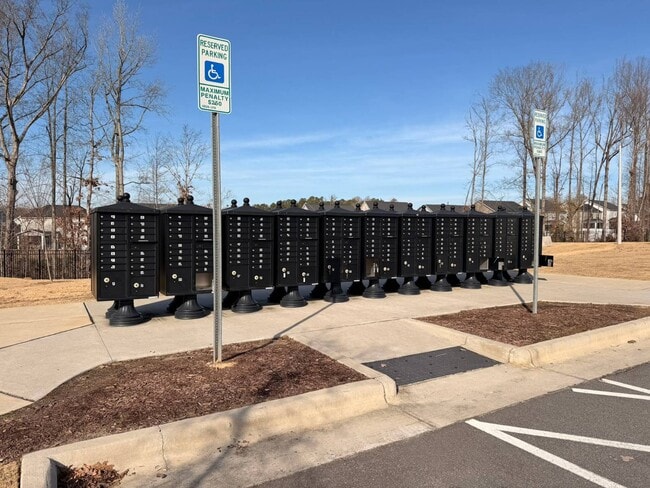 Building Photo - 400 Hazy Hls Ln