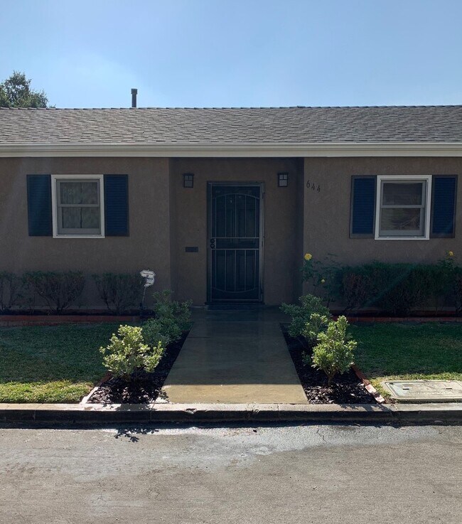 Building Photo - Glendale Hills traditional with fabulous views