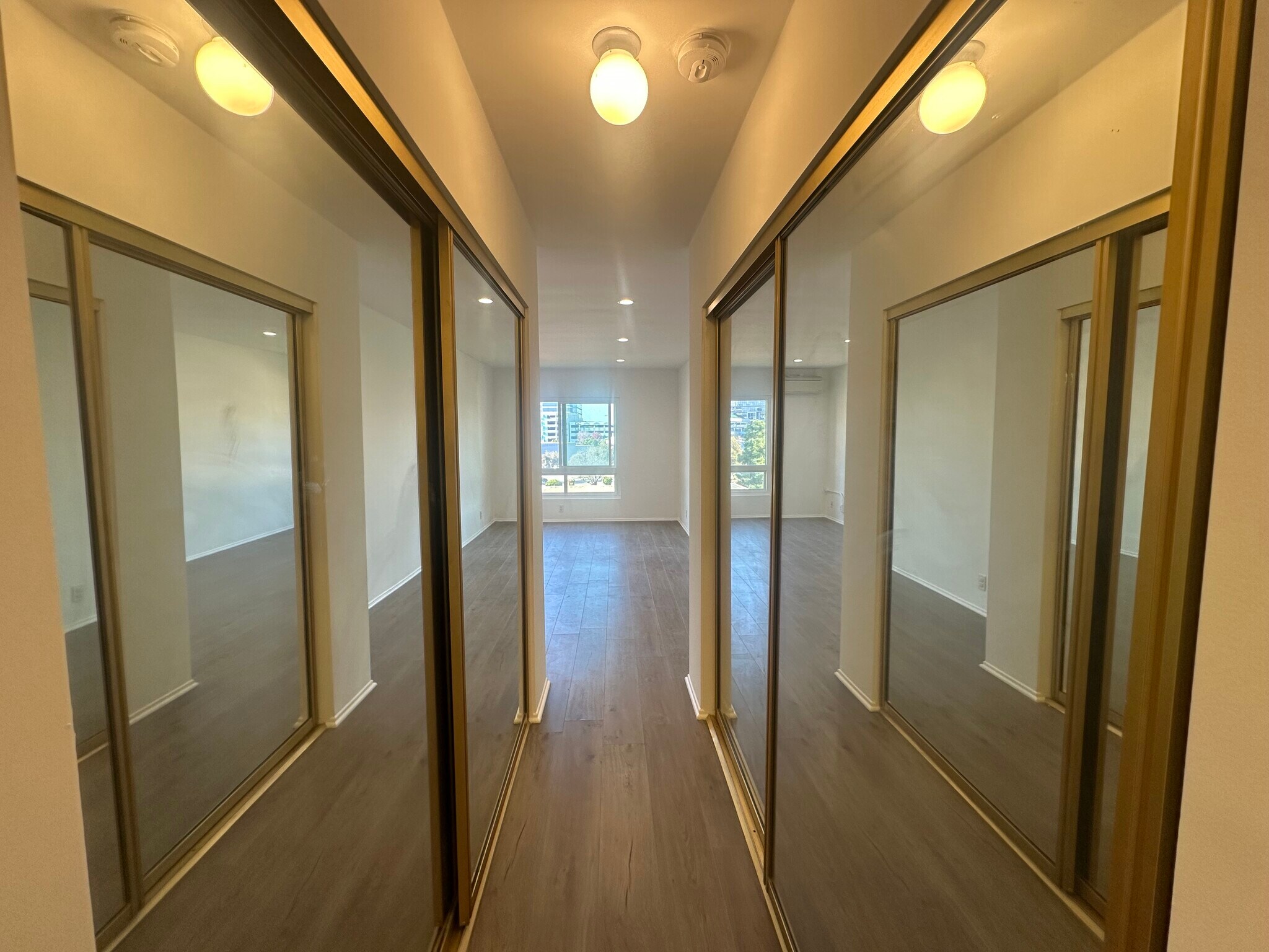 Building Photo - 5950 Buckingham Pky