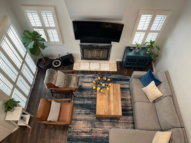 Building Photo - **Coming Soon** 2-Level Loft Condo with Re...