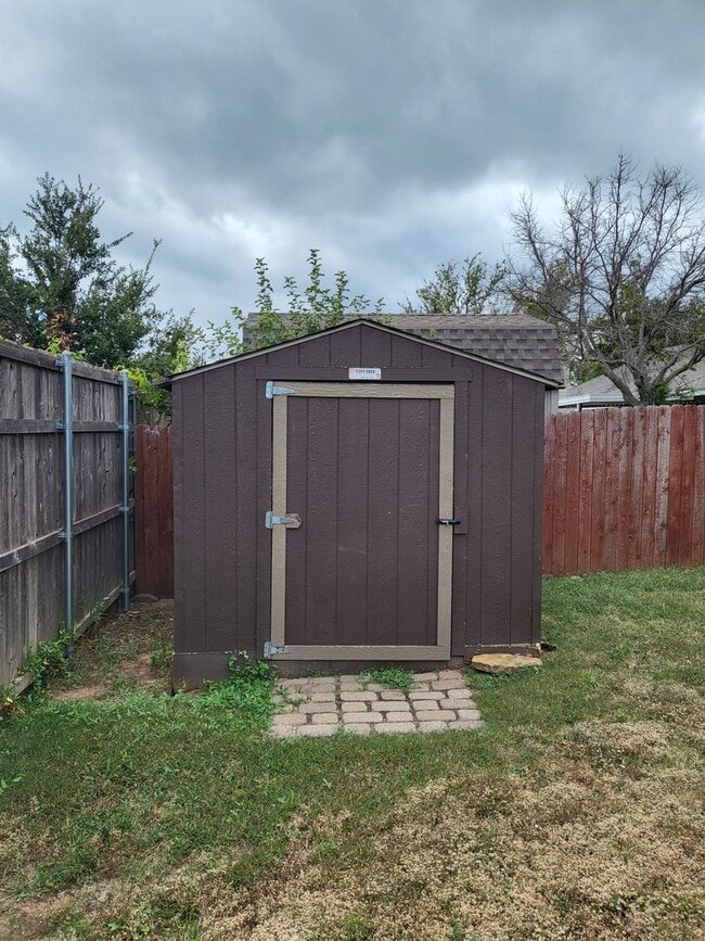 Building Photo - (3) Bed/(2) Bath + Study/Office in NW Norman! Storm Shelter! Neighborhood Pool!