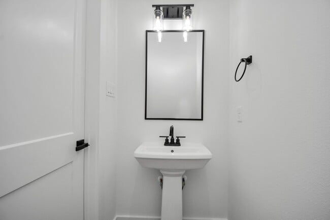 Building Photo - 3036 Live Oak St