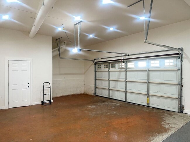 Building Photo - Pet-Friendly AMAZING Home Close To Town, Yet Private And Peaceful!
