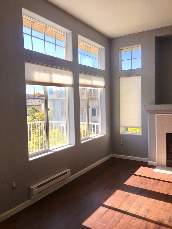 Building Photo - Gorgeous 2BD Condo in Desirable Progress Ridge Location!  High End Finishes, Great View!