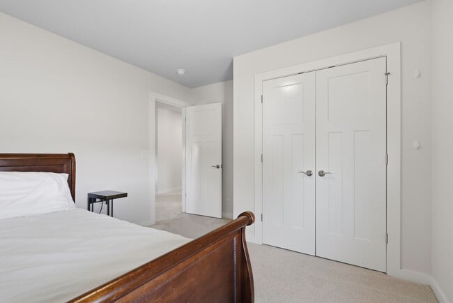 Building Photo - Stunner! This beautiful home features a spacious open floor plan with primary suite and private o...