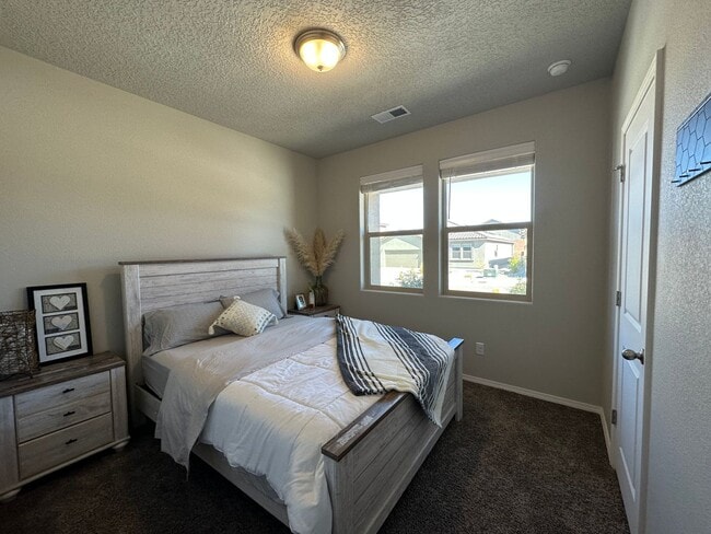 Building Photo - Beautiful Spacious Home!! Don't miss this ...