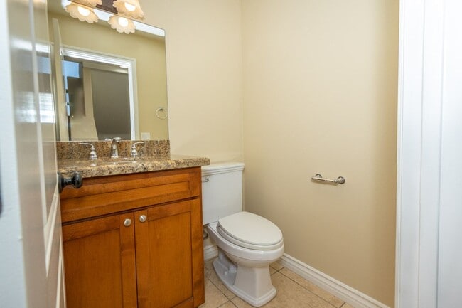 Building Photo - Beautiful 3 br/3.5ba Townhome in Pacific Beach Just Blocks to Crown Point Shores!