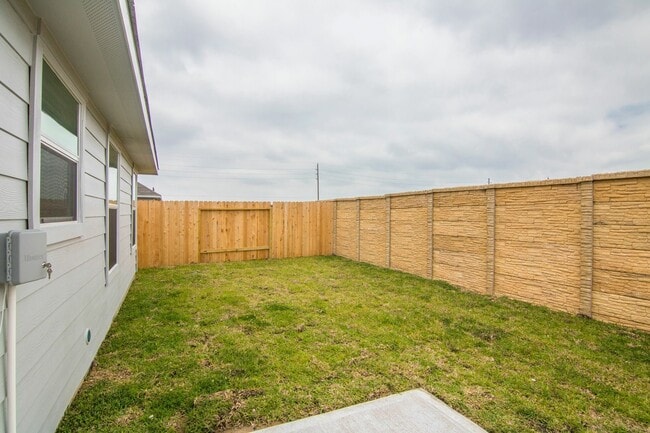 Building Photo - 5722 Plantation Forest Dr