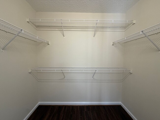Building Photo - 815 Meadowstone Dr