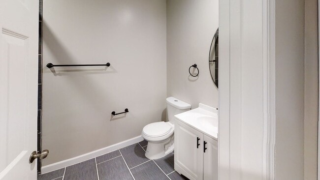 Building Photo - Newly Renovated (2022)! Amazing Location! ...