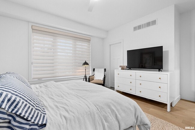 Building Photo - 824 W Moss Ave