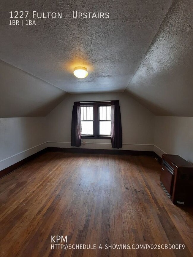 Building Photo - 1 BEDROOM | 1 BATH | ATTIC APARTMENT | CEN...