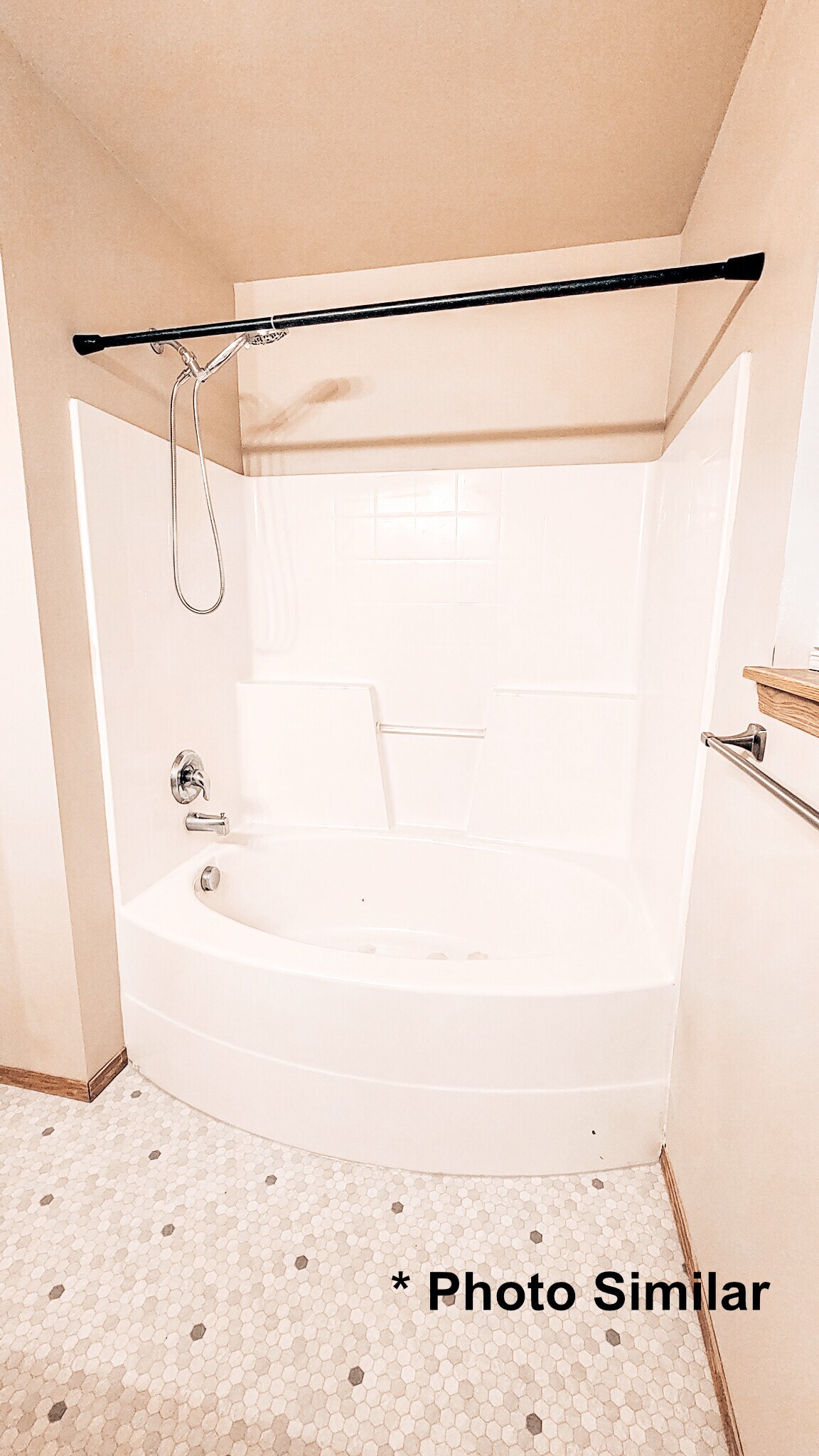 Primary tub/shower combo - 205 S Dewey Ave