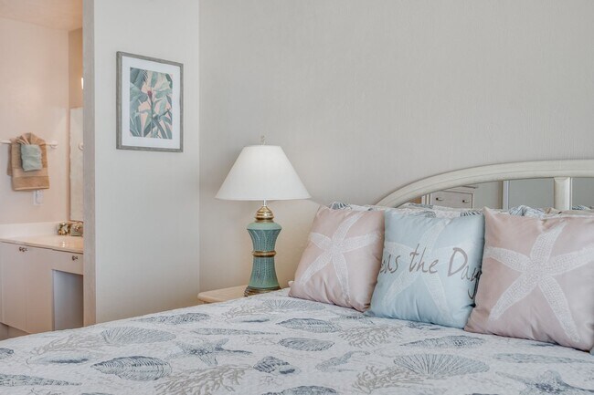 Building Photo - Direct Oceanfront Furnished Condo with Bre...