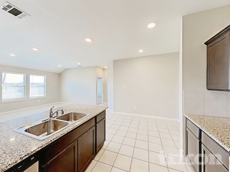 Building Photo - 916 Roland Dr