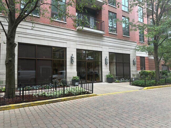 Building Photo - 343 W Old Town Ct