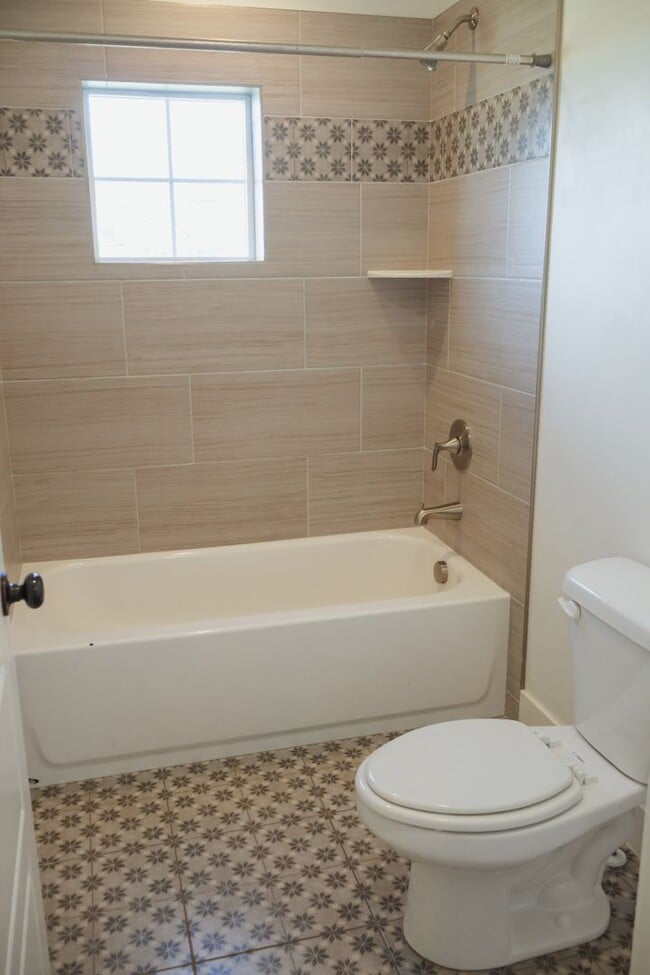 Building Photo - 3951 Woodland Dr