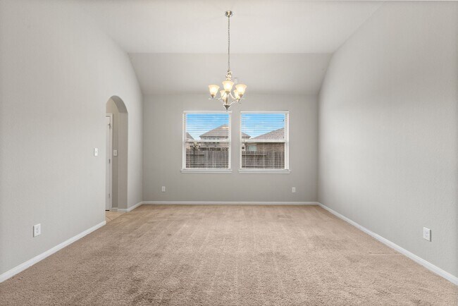 Building Photo - Spacious Home on Oversized Lot in Fort Ben...