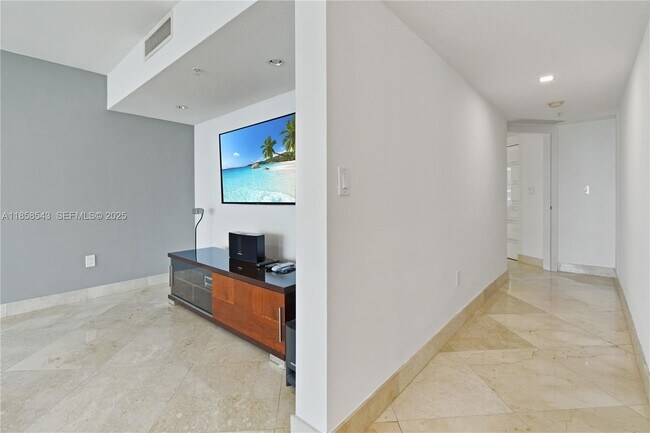 Building Photo - 1800 N Bayshore Dr