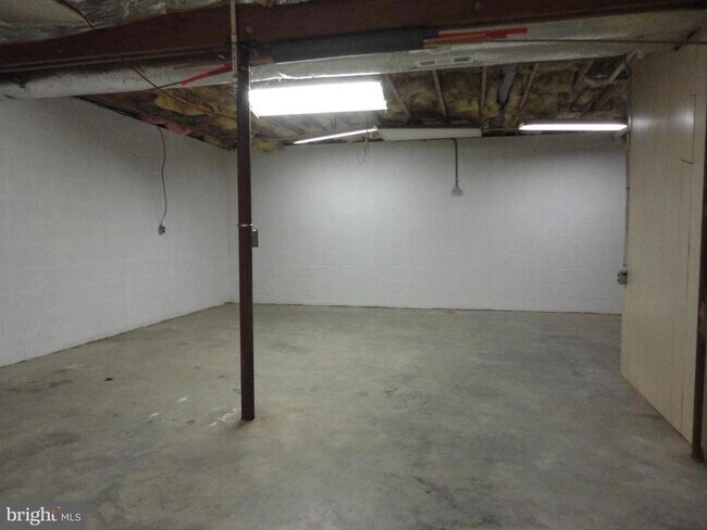 Building Photo - 814 Rustic Ln