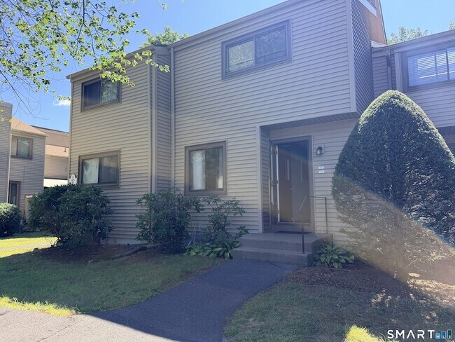 Building Photo - 17 Greenbriar Dr