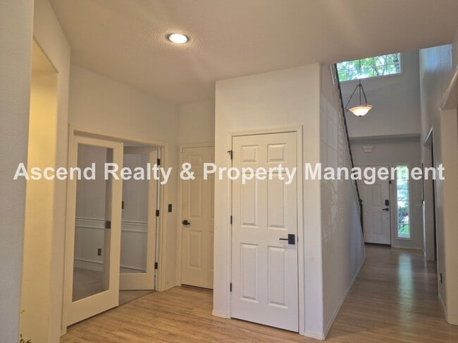 Building Photo - Outstanding 4bed+Office Bethany Area 2 Level Home Updated Throughout Available 6/22 or Sooner