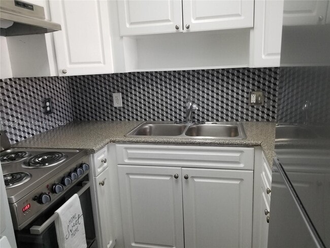 Building Photo - 134 SW 7th Ave