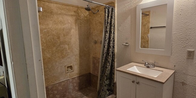 Building Photo - 713 Lariat Loop