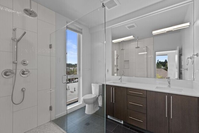 Building Photo - Stunning Columbia City Townhome w/ Views and AC (1st Month Free)