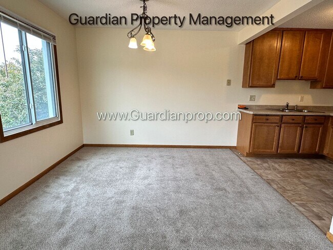 Building Photo - Longfellow Top Floor Apartment, Blocks Fro...