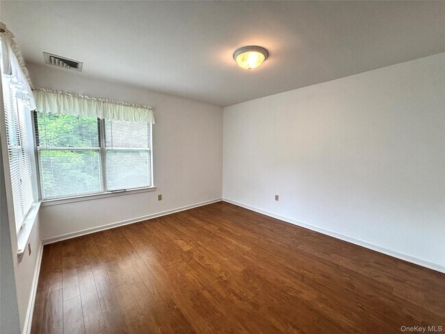 Building Photo - 504 Continental Dr