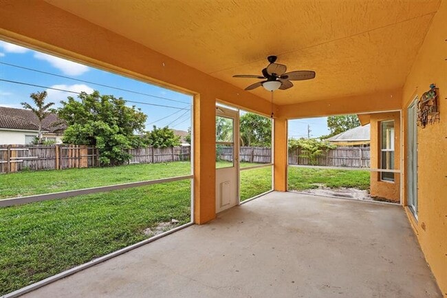 Building Photo - 497 SW Lacroix Ave