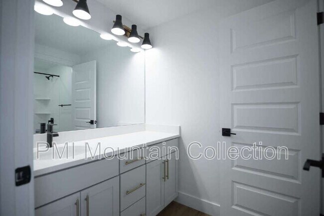 Building Photo - 459 Rimrock Ln