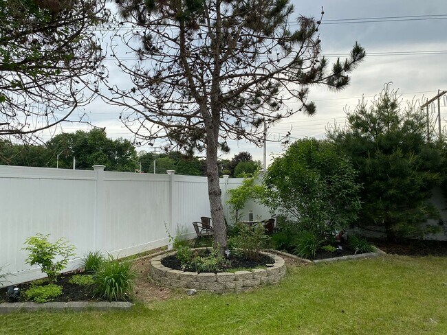 Building Photo - Spacious Four-Bedroom House in the Heart o...