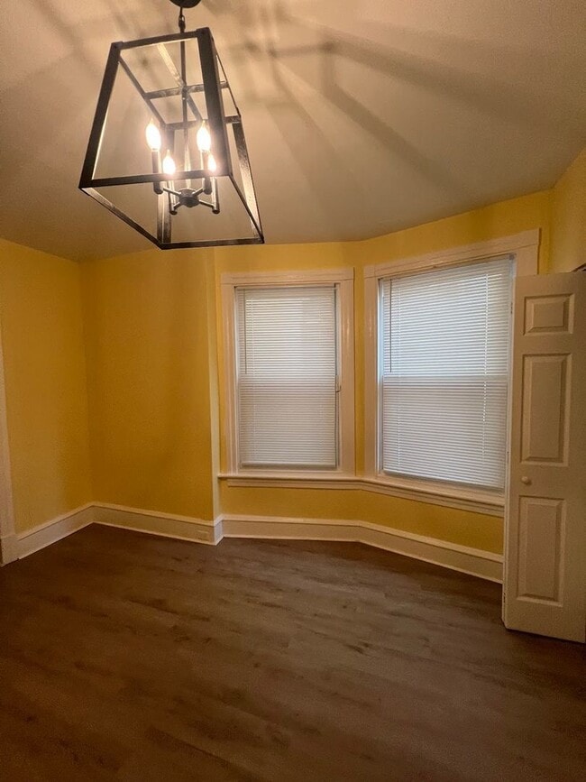 Building Photo - 5 Bedroom House