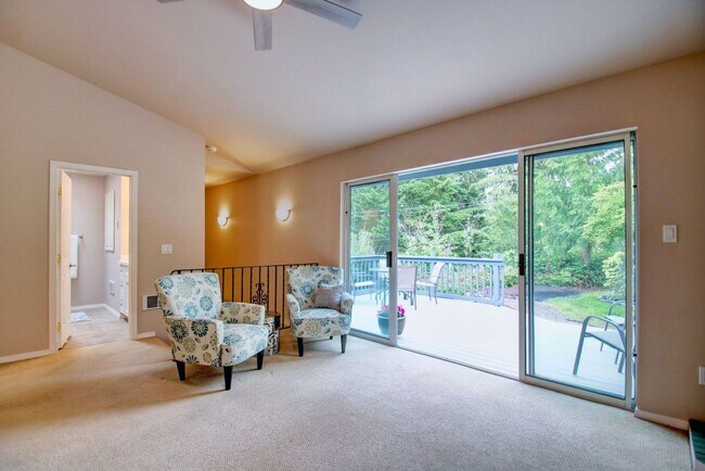 Building Photo - Lovely Clinton Home with Great Light and Pet Friendly!