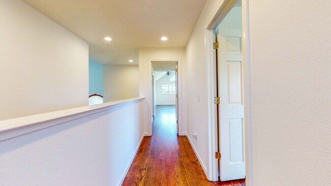 Building Photo - Beautiful 4 bedroom 3.5 bath Home with 2 c...