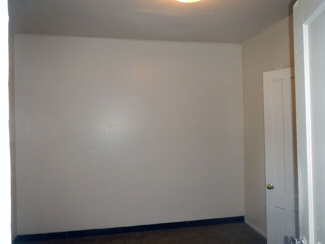 Building Photo - 129 Dell St