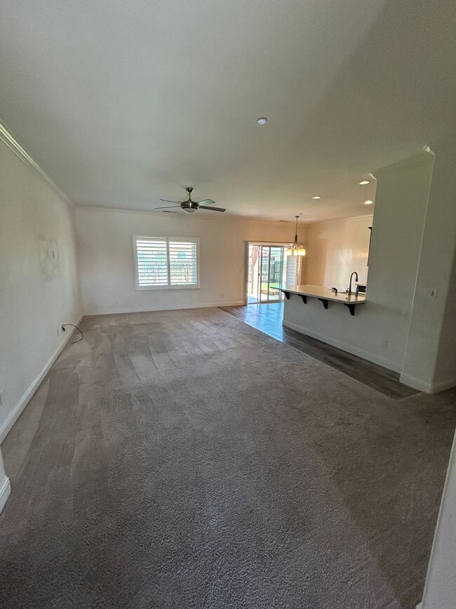 Building Photo - Don't miss out newer 4 bedroom 2 bath in K...