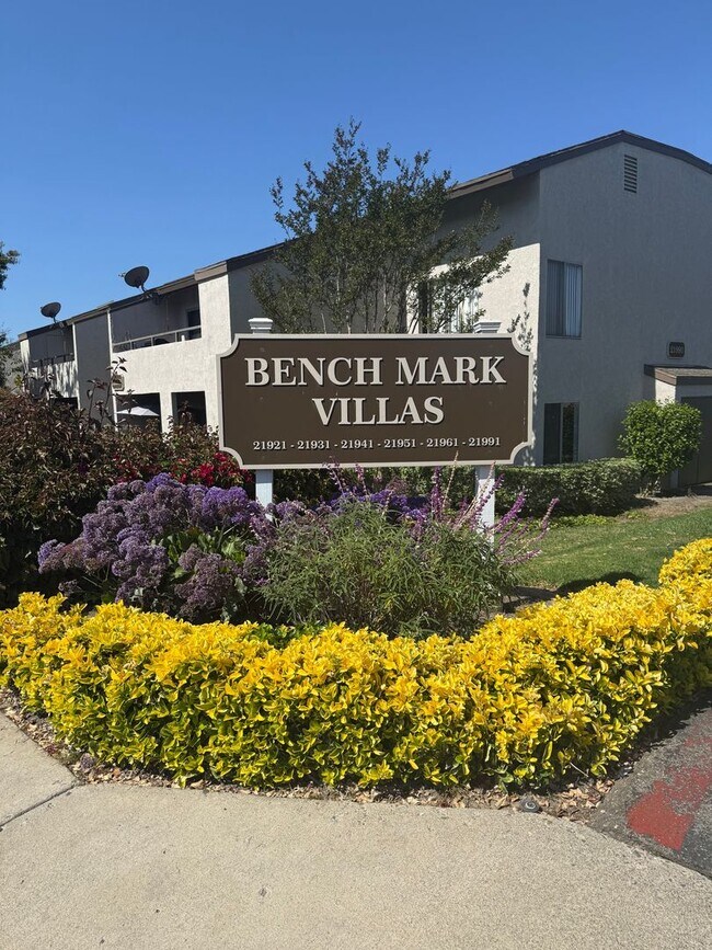Building Photo - Charming Lake Forest Condo Ready for You! ...