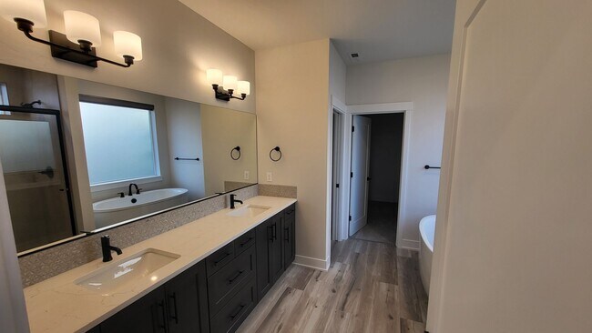 Building Photo - 4 BR/2.5 BA Single-Level home at Trailside