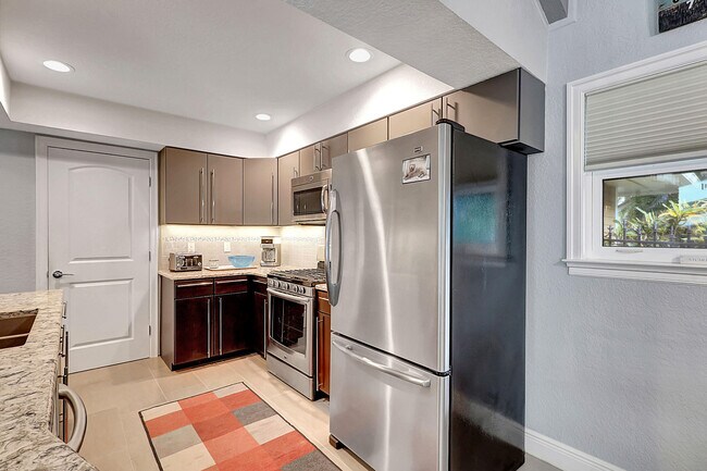 Building Photo - 3271 SE Court Dr