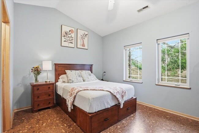 Building Photo - 1140 E Dayton St