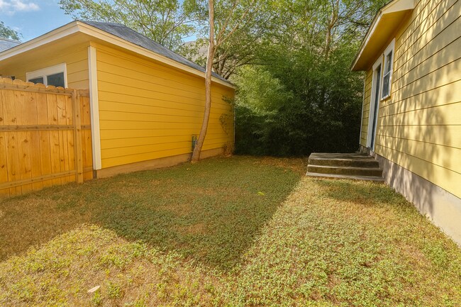 Building Photo - 1707 Chestnut Ave