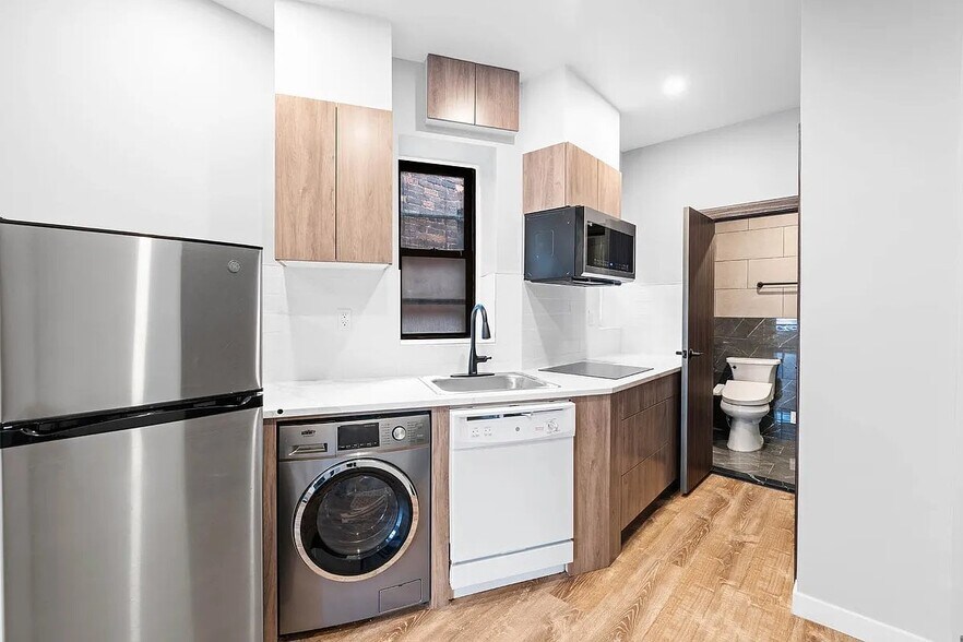 Building Photo - 437 W 46th St