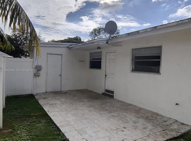 Building Photo - 4900 SW 28th Terrace