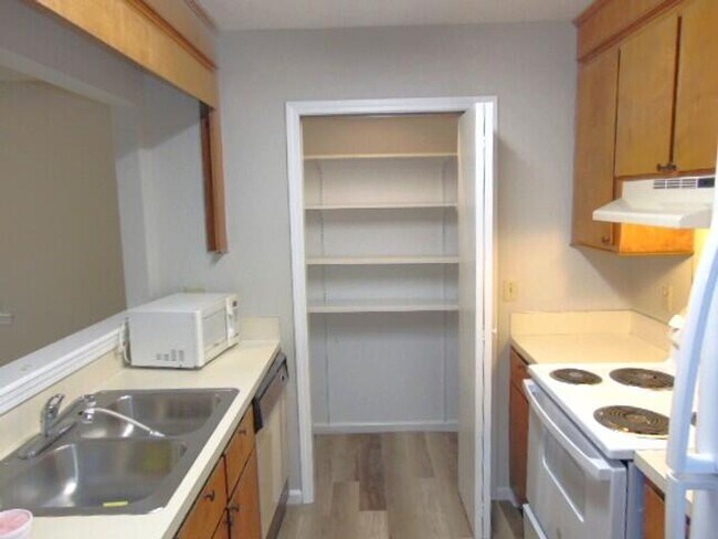 Building Photo - END UNIT TOWNHOME