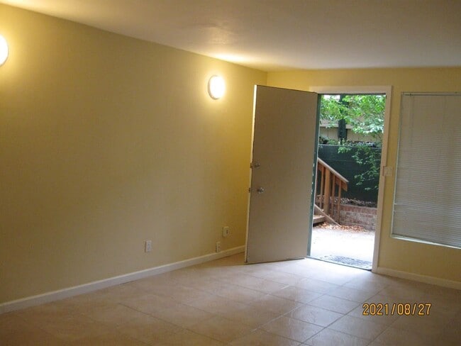 Building Photo - 1551 Building