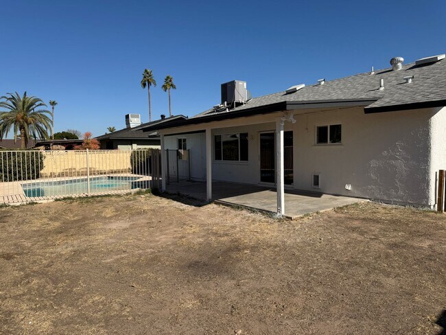 Building Photo - Newly Renovated 3 bedroom 2 bathroom House In Tempe. Private Pool With Pool Service Included
