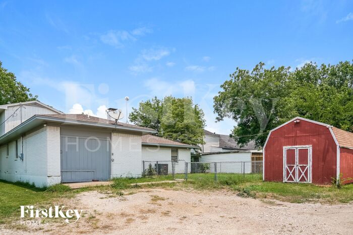 Building Photo - 206 E 5th St